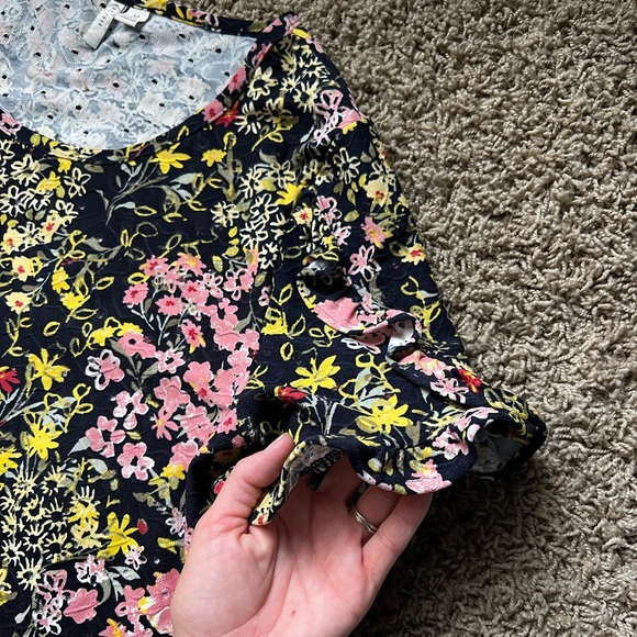 Textured Eyelet Floral Top - Picture 4 of 5